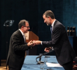 Su Majestad el Rey entrega el Premio Príncipe de Asturias de Investigación Científica y Técnica a Avelino Corma
