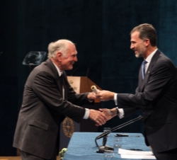Su Majestad el Rey entrega el Premio Príncipe de Asturias de Investigación Científica y Técnica a Galen D. Stucky