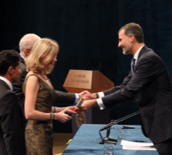 Su Majestad el Rey entrega el Premio Príncipe de Asturias de los Deportes a la presidenta del Maratón, Mary Wittenberg