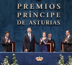 Sus Majestades los Reyes tras convocar los Premios Príncesa de Asturias 2015