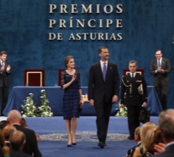 Sus Majestades los Reyes abandonan el Teatro Campoamor tras la entrega de los Premios Príncipe de Asturias