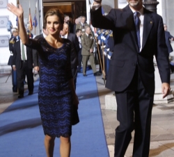 Sus Majestades los Reyes saludan a los ovetenses a su salida del Teatro Campoamor