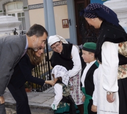 Sus Majestades los Reyes son recibidos a su llegada a Boal por unos vecinos ataviados con sus trajes regionales
