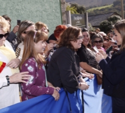 Su Majestad la Reina observa una fotografía de una vecina de Boal, que junto a varios boalenses les recibieron a su llegada al municipio asturiano