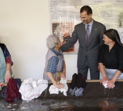 Su Majestad el Rey conversa con unas vecinas de Boal durante su visita al Centro de Interpretación Lavadero