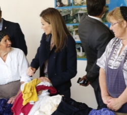 Su Majestad la Reina conversa con unas vecinas de Boal durante su visita al Centro de Interpretación Lavadero 