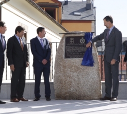 Su Majestad el Rey junto a Su Majestad la Reina descubre una placa conmemorativa