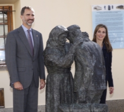 Sus Majestades los Reyes junto a la estuatua que representa a los emigrantes de Boal
