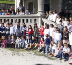 Fotografía de grupo de Sus Majestades los Reyes con los niños de las Escuelas Graduadas de Boal