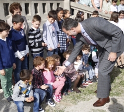 El Rey saluda a los niños de las Escuelas Graduadas de Boal