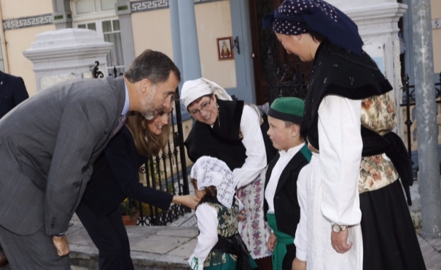 Sus Majestades los Reyes son recibidos a su llegada a Boal por unos vecinos ataviados con sus trajes regionales