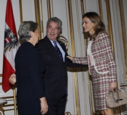 Su Majestad la Reina fue recibida por el Presidente Federal de la República de Austria, Heinz Fischer, y su esposa Margit Fischer
