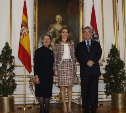 Su Majestad la Reina junto al Presidente Federal de la República de Austria, Heinz Fischer, y su esposa Margit Fischer
