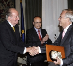 Don Juan Carlos hace entrega del "Premio de Economía Rey Juan Carlos" a D. Agustín Maravall Herrero