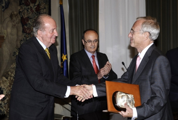 Don Juan Carlos hace entrega del "Premio de Economía Rey Juan Carlos" a D. Agustín Maravall Herrero