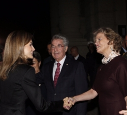Doña Letizia recibe el saludo de la directora general del Kunsthistorisches Museum, Sabine Haag, en presencia del Presidente Federal de la República d