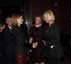 Doña Letizia recibe el saludo de la Comisaria de la Exposición, Sylvia Ferino-Pagden