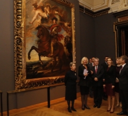 Doña Letizia durante el recorrido por la Exposición "Velázquez"