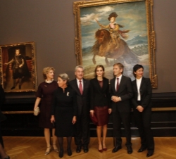 Doña Letizia durante el recorrido por la Exposición "Velázquez"
