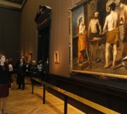 Doña Letizia observa una de las obras de Velázquez