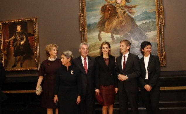 Doña Letizia durante el recorrido por la Exposición "Velázquez"