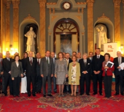 Fotografía de grupo de Doña Sofía con los miembros del patronato de la fundación Renal Íñigo Álvarez de Toledo