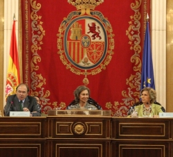 Doña Sofía, acompañada por el Presidente del Senado, Pío García-Escudero, y la presidenta del Patronato de la Fundación Renal Íñigo Álvarez de Toledo,