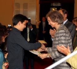Doña Sofía hace entrega del premio de Investigación Clínica al hijo de Enrique Pérez Paya, galardonado en el año 2012