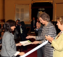 Su Majestad la Reina Doña Sofía entrega el galardón a Gema Fernández Juárez, premio ex aequo en Investigación Clínica 2014