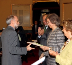 Su Majestad la Reina Doña Sofía entrega el premio de investigación Básica 2013 a Carmelo Bernabeu