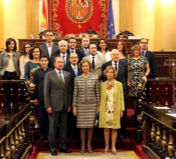 Doña Sofía acompañada por los premiados y por las autoridades presentes en el acto