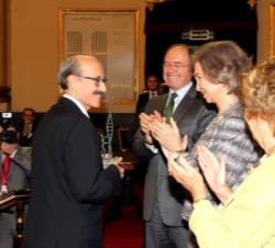 Su Majestad la Reina Doña Sofía hizo entrega del Premio Extraordinario a Carlos Romeo Casabona en representación de los galardonados