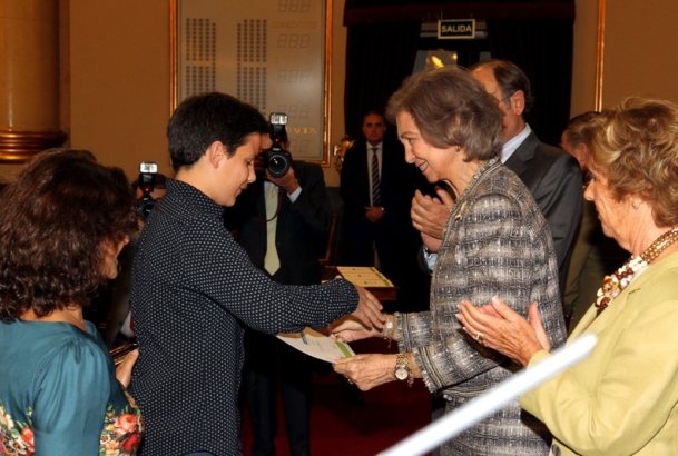 Doña Sofía hace entrega del premio de Investigación Clínica al hijo de Enrique Pérez Paya, galardonado en el año 2012