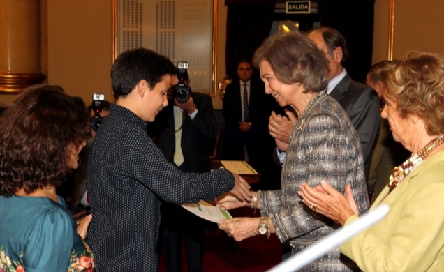 Doña Sofía hace entrega del premio de Investigación Clínica al hijo de Enrique Pérez Paya, galardonado en el año 2012