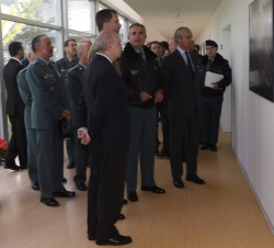 Don Felipe durante su recorrido en el interior de la Base Aérea de Torrejón