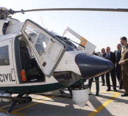 Su Majestad el Rey contempla una de las aeronaves de la Guardia Civil