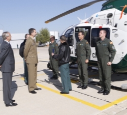 Su Majestad el Rey es informado de las especificiaciones de una de las aeronaves