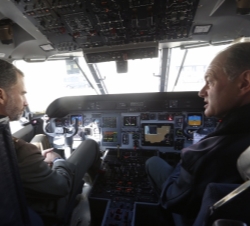 Don Felipe en el interior de la cabina de una de las aeronaves