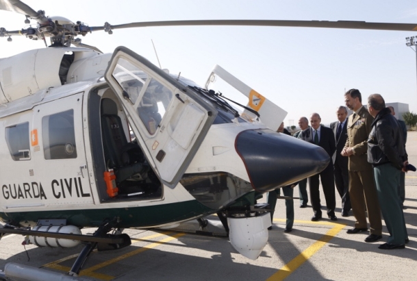 Su Majestad el Rey contempla una de las aeronaves de la Guardia Civil