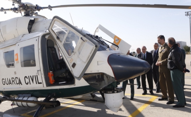 Su Majestad el Rey contempla una de las aeronaves de la Guardia Civil