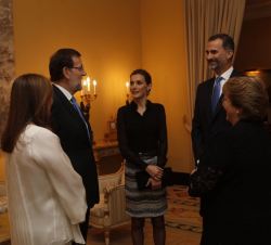 Sus Majestades los Reyes conversan con el presidente del Gobierno, Mariano Rajoy, su esposa, Elvira Fernández y la presidenta de la República de Chile