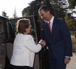 Su Majestad el Rey saluda y da la bienvenida a la Presidenta de la República de Chile, Michelle Bachelet