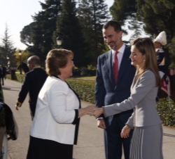 Doña Letizia saluda y da la bienvenida a la Presidenta de la República de Chile, Michelle Bachelet