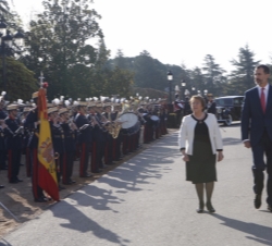 Don Felipe y Michelle Bachelet pasan revista a la compañía de honores de la Guardia Real