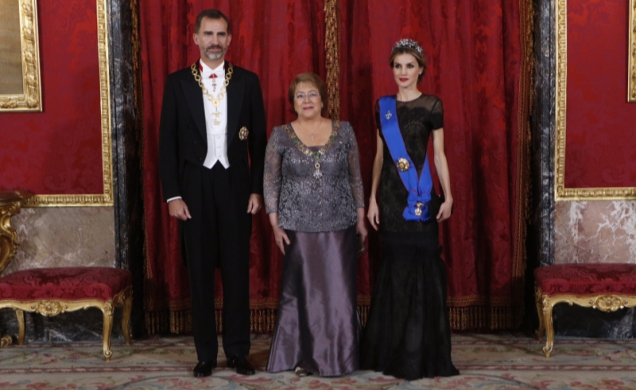 Sus Majestades los Reyes con la Presidenta de Chile, Michelle Bachelet, momentos antes de la cena ofrecida en su honor