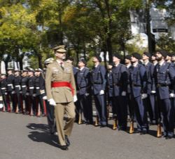 Su Majestad el Rey pasa revista a una Compañía Mixta de Honores, acompañado por el jefe de Estado Mayor de la Defensa y el jefe del Cuarto Militar