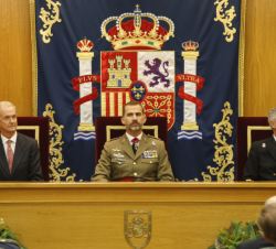 Don Felipe acompañado por el ministro de Defensa, Pedro Morenés, y el jefe de Estado Mayor de la Defensa, Fernando García Sánchez