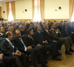 Don Felipe en el Aula Magna del Centro Superior de Estudios de la Defensa Nacional, acompañado por las autoridades asistentes al acto