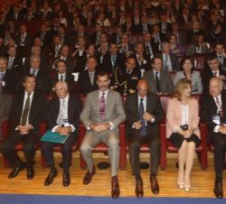 Don Felipe antes del inicio de las diferentes ponencias