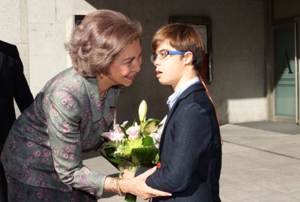 Doña Sofía recibe un ramo de Santiago López a su llegada al Auditorio Nacional de Música 